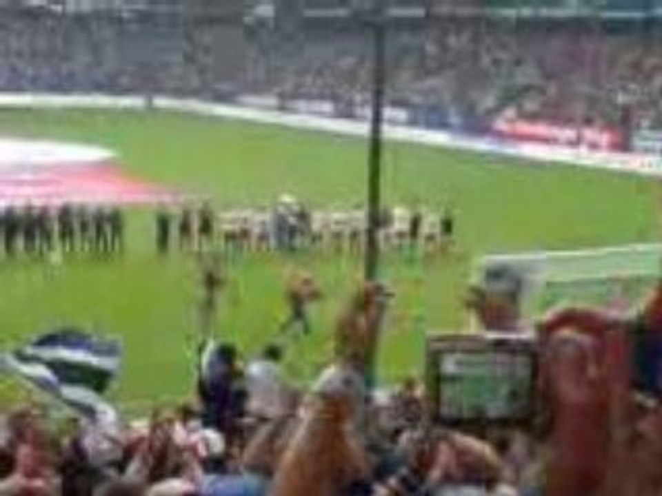 HSV vs. KSC 7:0/ Atouba tanzt