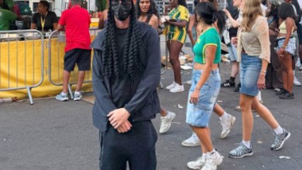 Maschera, capelli finti e occhiali: Palmer in incognito al Carnevale di Notting Hill