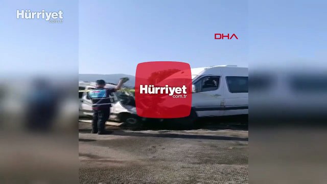 İşçi servis minibüsü ile hafif ticari araç çarpıştı: Ölü ve yaralılar var