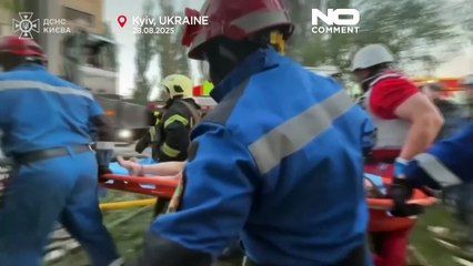 Unos rescatistas buscan entre los escombros tras los mortales ataques en Kiev