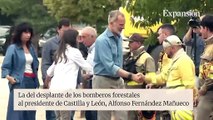 Los bomberos forestales le niegan el saludo a Mañueco delante de los reyes