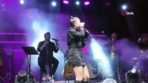 Merve Özbey Demirci Kurtuluş Festivalinde sahne aldı
