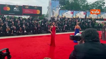 Venezia 82, Paola Turani sfila in rosso sul red carpet della Mostra del Cinema