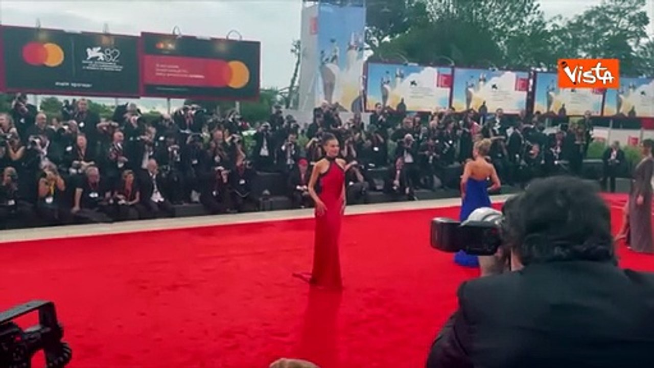Venezia 82, Paola Turani sfila in rosso sul red carpet della Mostra del Cinema