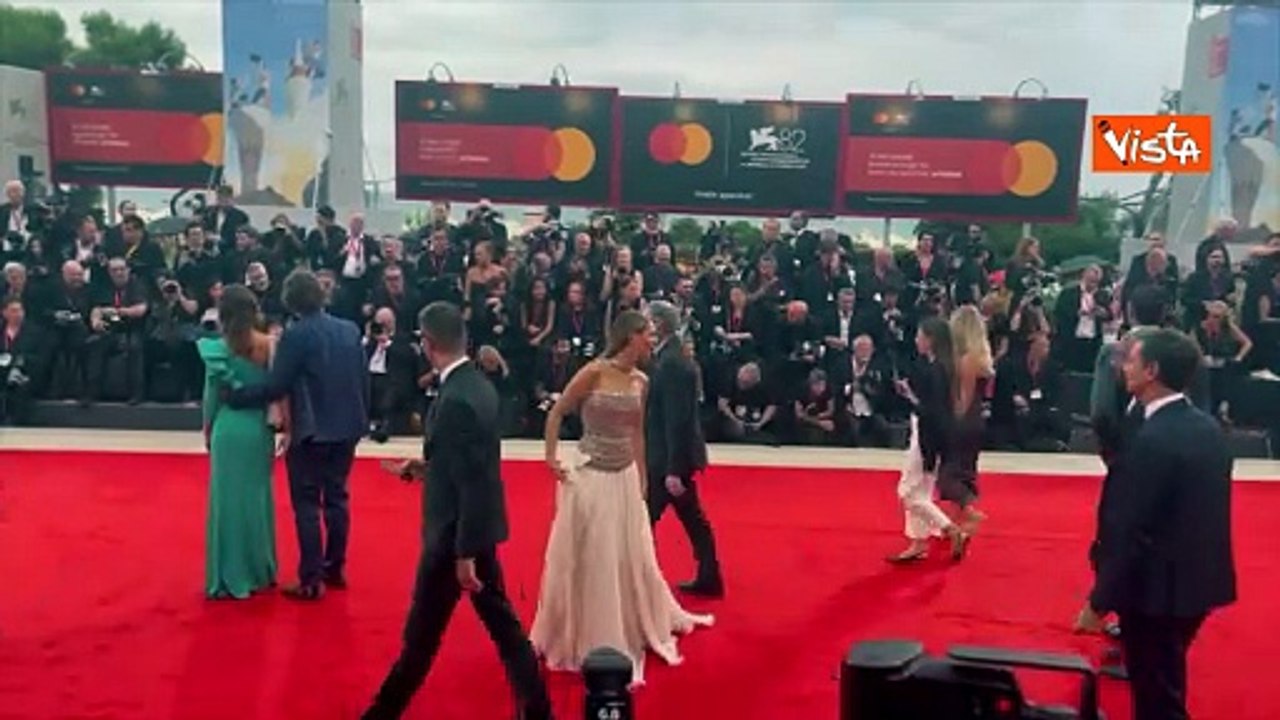 Venezia 82, Beatrice Valli elegantissima sfila sul red carpet della Mostra col marito Marco Fantini