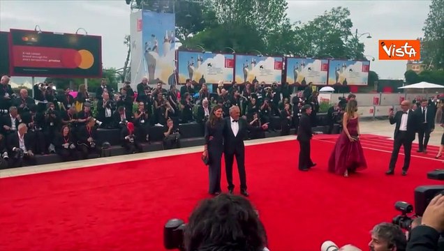 Venezia 82, il direttore della Mostra Alberto Barbera sul red carpet con la moglie Giulia Rosmarini