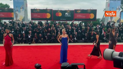 Venezia 82, Ludovica Frasca sfila sul red carpet della Mostra del Cinema con un abito blu elettrico