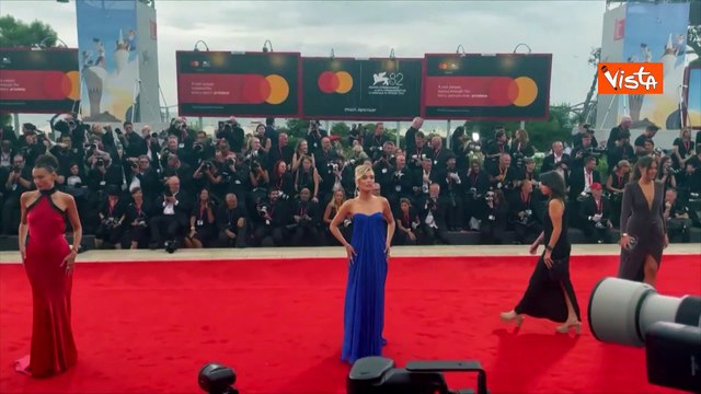 Venezia 82, Ludovica Frasca sfila sul red carpet della Mostra del Cinema con un abito blu elettrico