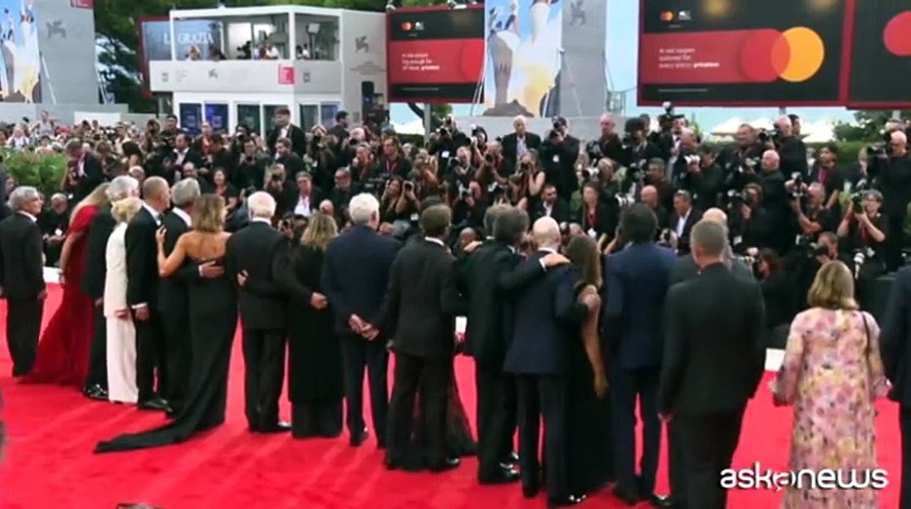 Rose Villain sfila con il marito Sixpm (e la cresta) sul primo red carpet di Venezia 2025