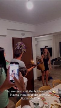 Η έκπληξη του Σταύρου Σβήγκου στην Γιολάντα Καλογεροπούλου για τα γενέθλιά της & το τρυφερό φιλί