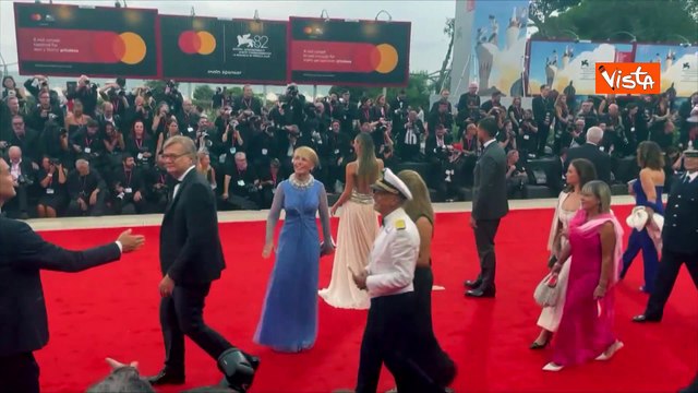 Venezia 82, Patrizia Sandretto Re Rebaudengo sfila sul red carpet con un abito in stile retrò