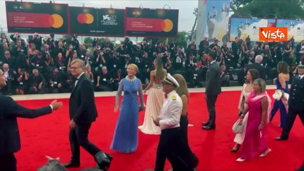 Venezia 82, Patrizia Sandretto Re Rebaudengo sfila sul red carpet con un abito in stile retrò