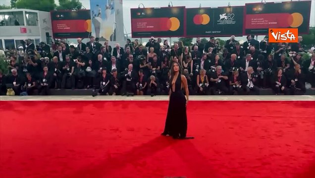 Venezia 82, Stefanie Williams sfila sul red carpet in total black con scollatura vertiginosa