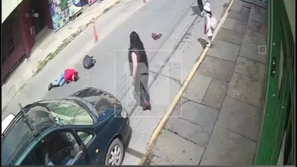 VIDEO: ¡No la ayudó! Mujer atropellada en plena ciclovía por un micro que se dio a la fuga en Cochabamba
