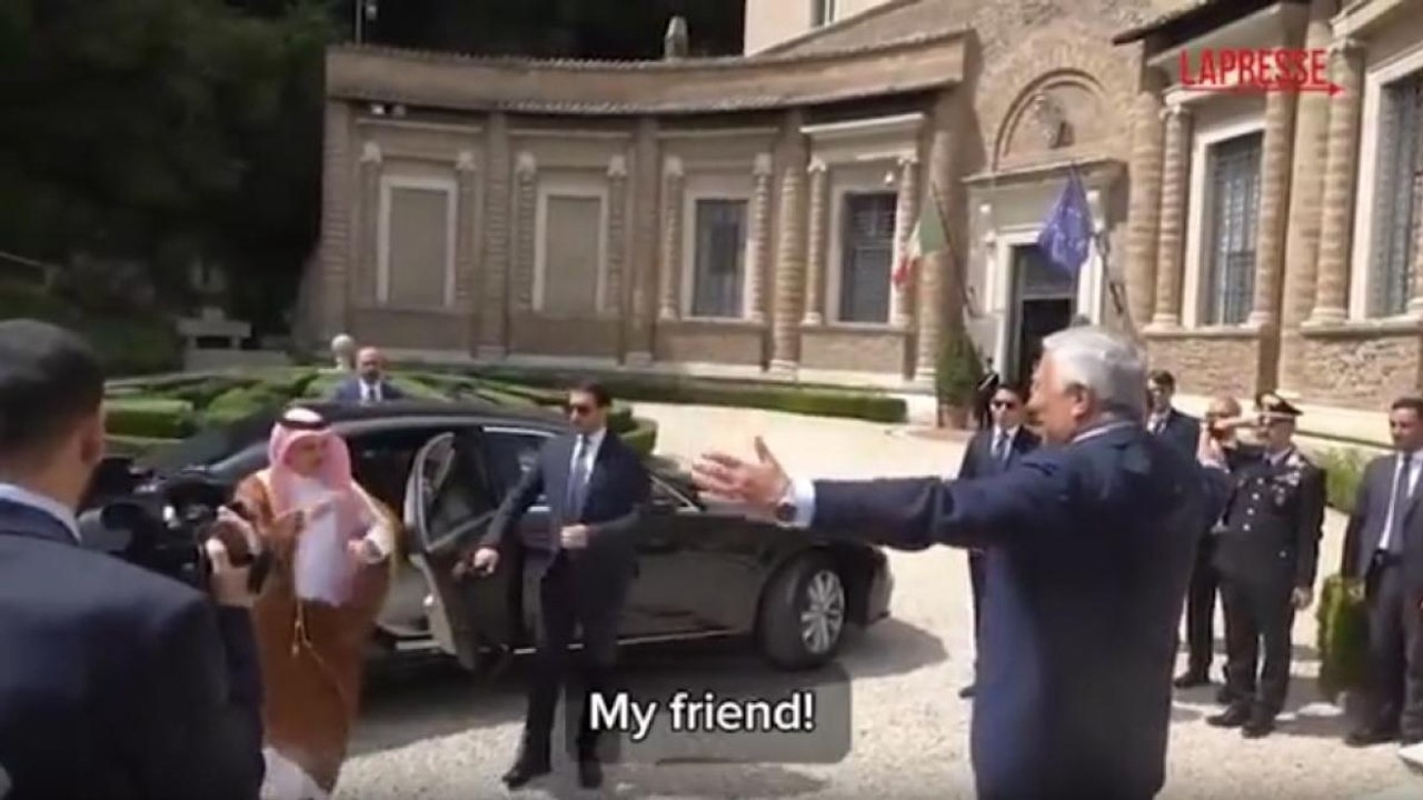 La calorosa accoglienza di Tajani al ministro degli Esteri saudita, allarga le braccia e saluta: «My friend!»
