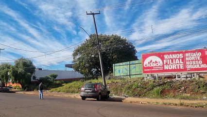 CRv destrói poste no Bairro Brasília e deixa rua parcialmente interditada