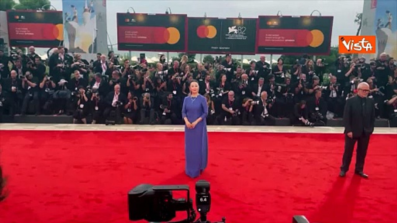 Venezia 82, la giurata della Mostra del Cinema Zhao Tao sul red carpet con un elegante abito viola