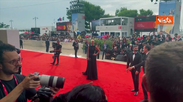 Venezia 82, Yuri Ancarani elegantissimo sul red carpet sorprende i fotografi con lo smalto rosso