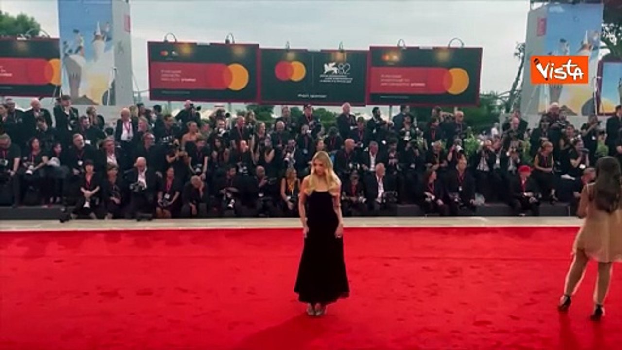 Venezia 82, Danielle Marcan sfila sul red carpet in total black con originale gioiello sul braccio