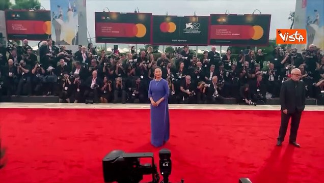 Venezia 82, la giurata della Mostra del Cinema Zhao Tao sul red carpet con un elegante abito viola