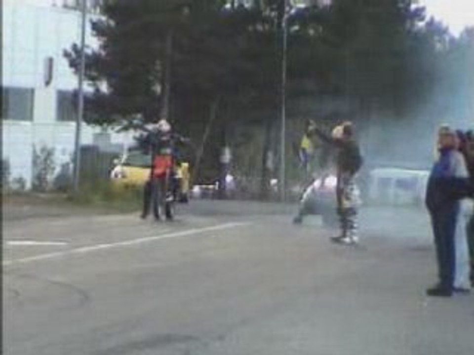 moto-neige contre moto