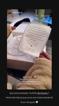 Carol Peixinho e Thiaguinho mostram presentes da irmã de Neymar e Bruna Biancardi para o filho; confira
