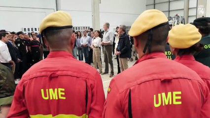 Los reyes reconocen y elogian la labor de los equipos de extinción de los incendios en Galicia