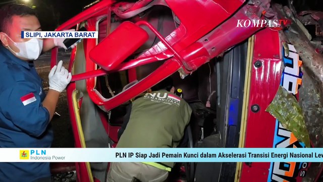 Truk Tabrak Pembatas Jalan hingga Terguling di Tol Slipi, Pengemudi Ngaku Ngantuk