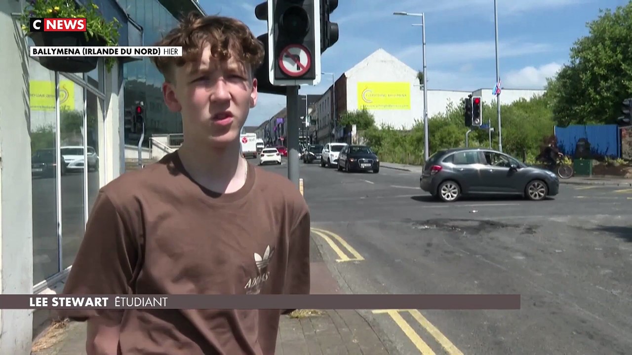 Irlande du Nord: La ville de Ballymena a connu une nouvelle soirée de tensions hier, avec plusieurs centaines de personnes descendues dans la rue face à une police déployée en nombre - VIDEO