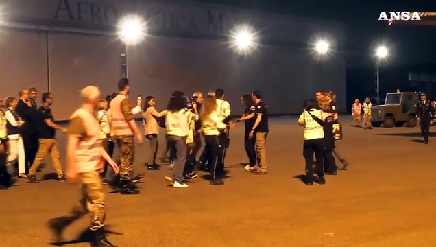 L'arrivo di Adam e 80 palestinesi da Gaza a Milano Linate