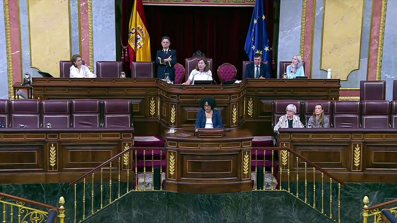 La bancada del PP interrumpe el pleno del Congreso con golpes y gritos de "¡Dimisión!" tras la entrada de Santos Cerdán en la cámara.