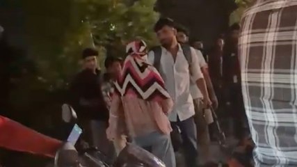 गर्लफ्रेंड ने बॉयफ्रेंड की बाइक के आगे लगाई स्कूटी, काटा बवाल, Video Viral