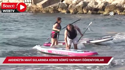 Akdeniz'in mavi sularında kürek sörfü yapmayı öğreniyorlar
