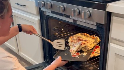 Mom tries to bake pizza without a tray but ends up in cheesy chaos