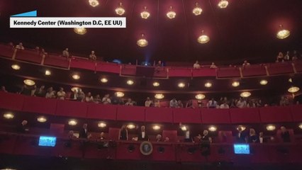 Trump es recibido con vítores y abucheos al atender a una función en Washington D.C