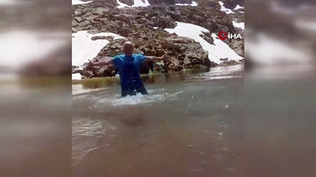 Haziran ayında Uludağ'da buzla kaplı gölde yüzdüler