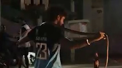नशे मेंं शख्स ने गले में लटकाया सांप, चूमा, पिलाने लगा शराब