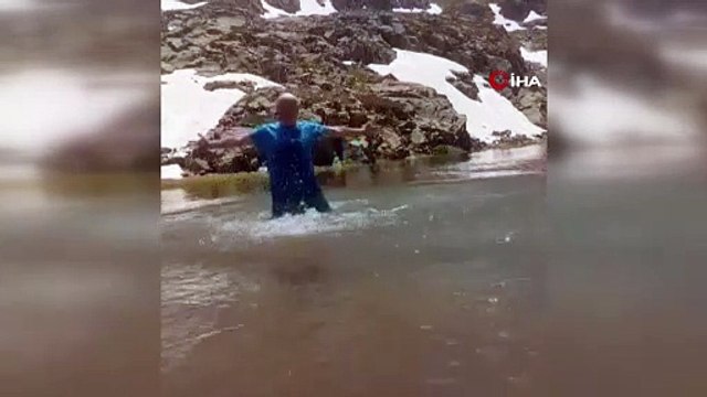 Yer: Bursa... Buzla kaplı gölde yüzdüler