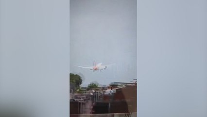 Captan el momento en que el avión de Air India se estrella