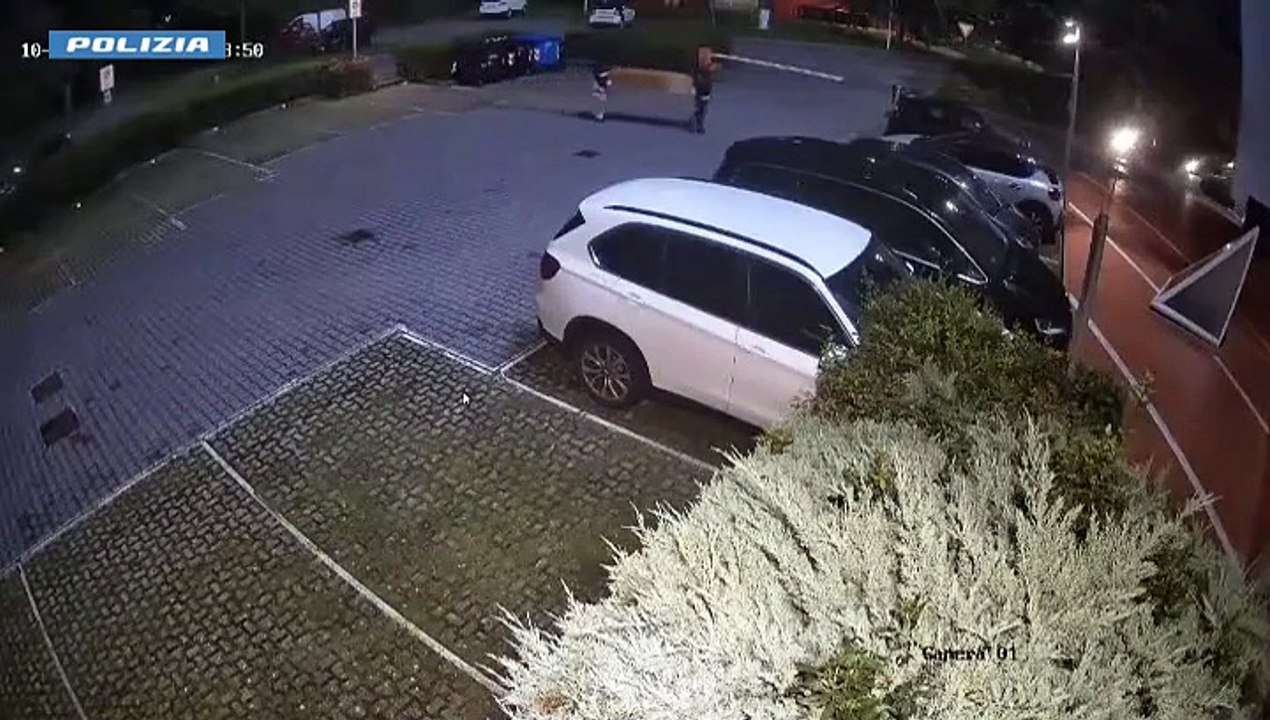Minacciato con una bara davanti a casa: il video dell'azione minatoria a Prato, le perquisizioni, gli arresti
