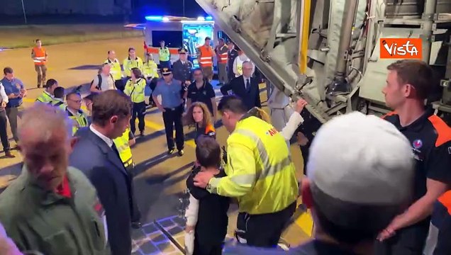 Il piccolo Adam scende da aereo a Linate col pallone donato da Tajani