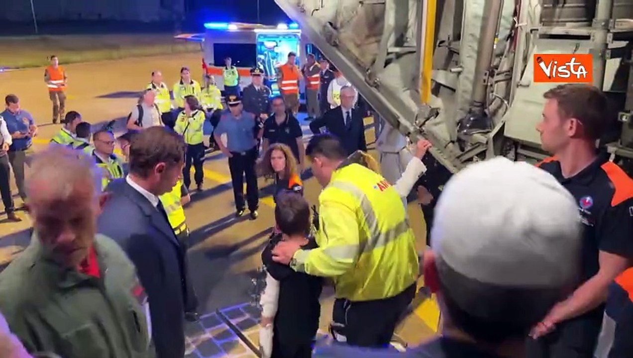 Il piccolo Adam scende da aereo a Linate col pallone donato da Tajani