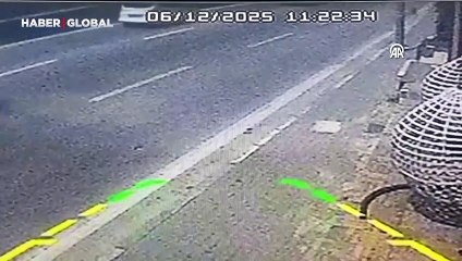 Seyir halindeki otomobilden teker fırladı! O anlar güvenlik kamerasında
