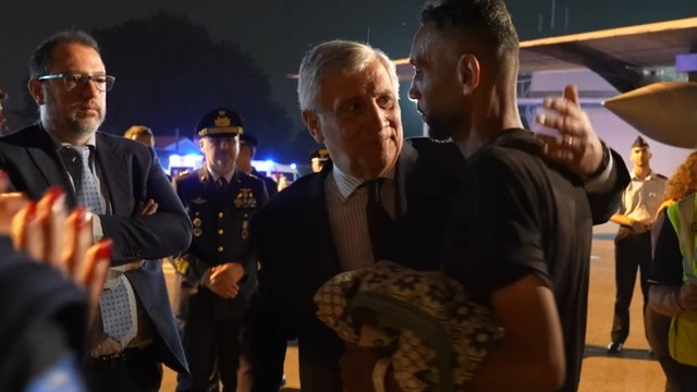 Linate, le immagini sottobordo dell'arrivo dell'aereo con i bambini di Gaza e i loro familiari