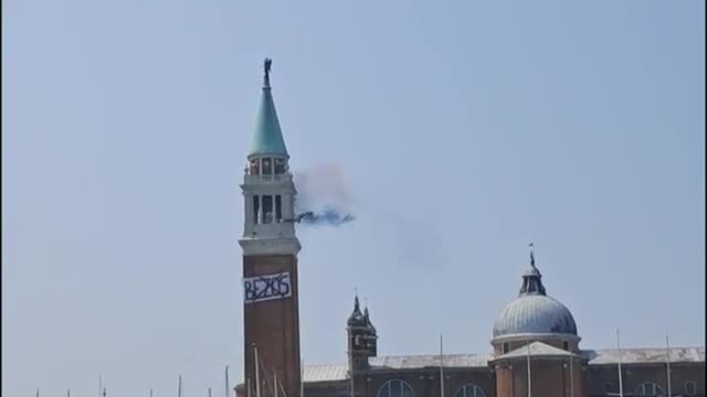 Venezia, striscione contro le nozze di Jeff Bezos: «La città non è in vendita»