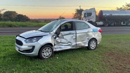 Acidente entre táxi e caminhão mobiliza Corpo de Bombeiros na PR-323, em Cruzeiro do Oeste