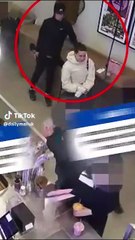 Momento en el que famosa actriz se da cuenta que le roban el celular y reduce al ladrón