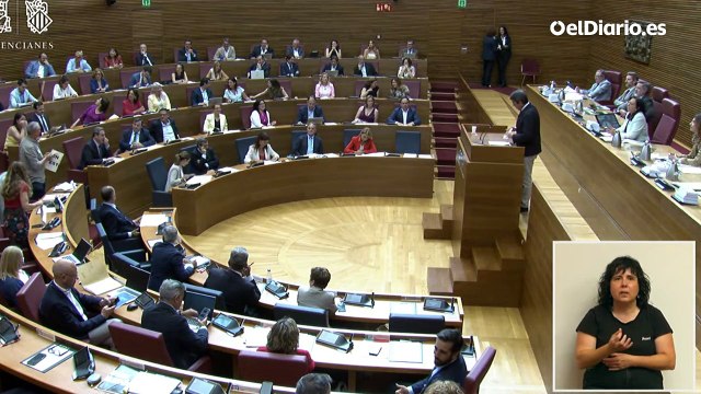 “¿Dónde estabas?”: suspendido el pleno de las Corts por los carteles que han mostrado los diputados de Compromís a Mazón