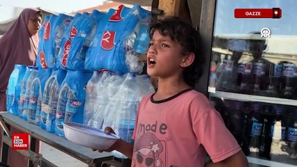 Gazzeli çocuklar evlerine ekmek götürmeye çalışıyor