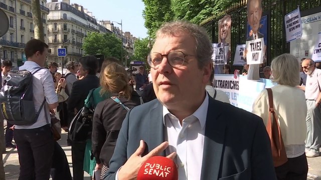 Taxe Zucman : des élus et des militants rassemblés devant le Sénat pour pousser à son adoption